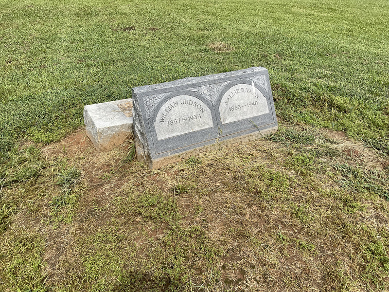 Tombstones of William Judson (1857-1934) and Sallie R. Vann (1863-1940)
